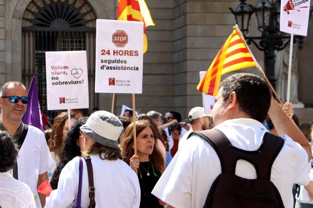 Protesta de metges a la plaça de Sant Jaume de Barcelona (Laura Fíguls - ACN)