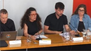 Imatge d'una taula rodona amb quatre ponents parlant sobre crims d'odi a Espanya.