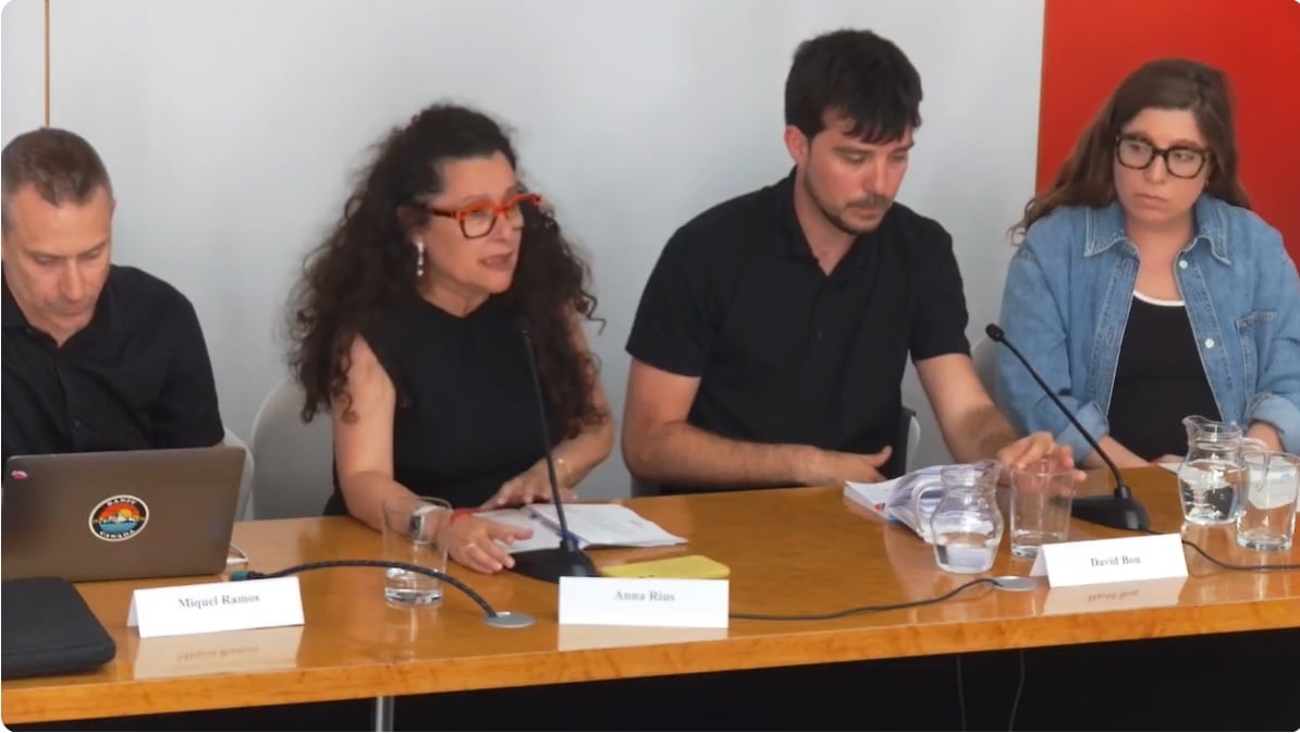 Imatge d'una taula rodona amb quatre ponents parlant sobre crims d'odi a Espanya.