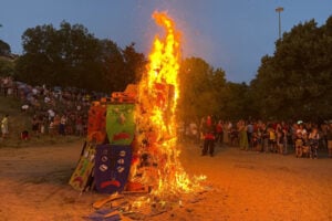 Foc de revetlla de Sant Joan amb gent al voltant