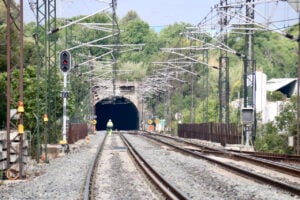 Vista de les vies de tren i túnel a Martorell