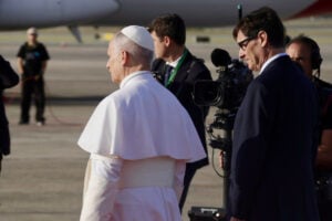 Salvador Illa, acompanyant el Papa a peu de pista (Jordi Pujolar - ACN)