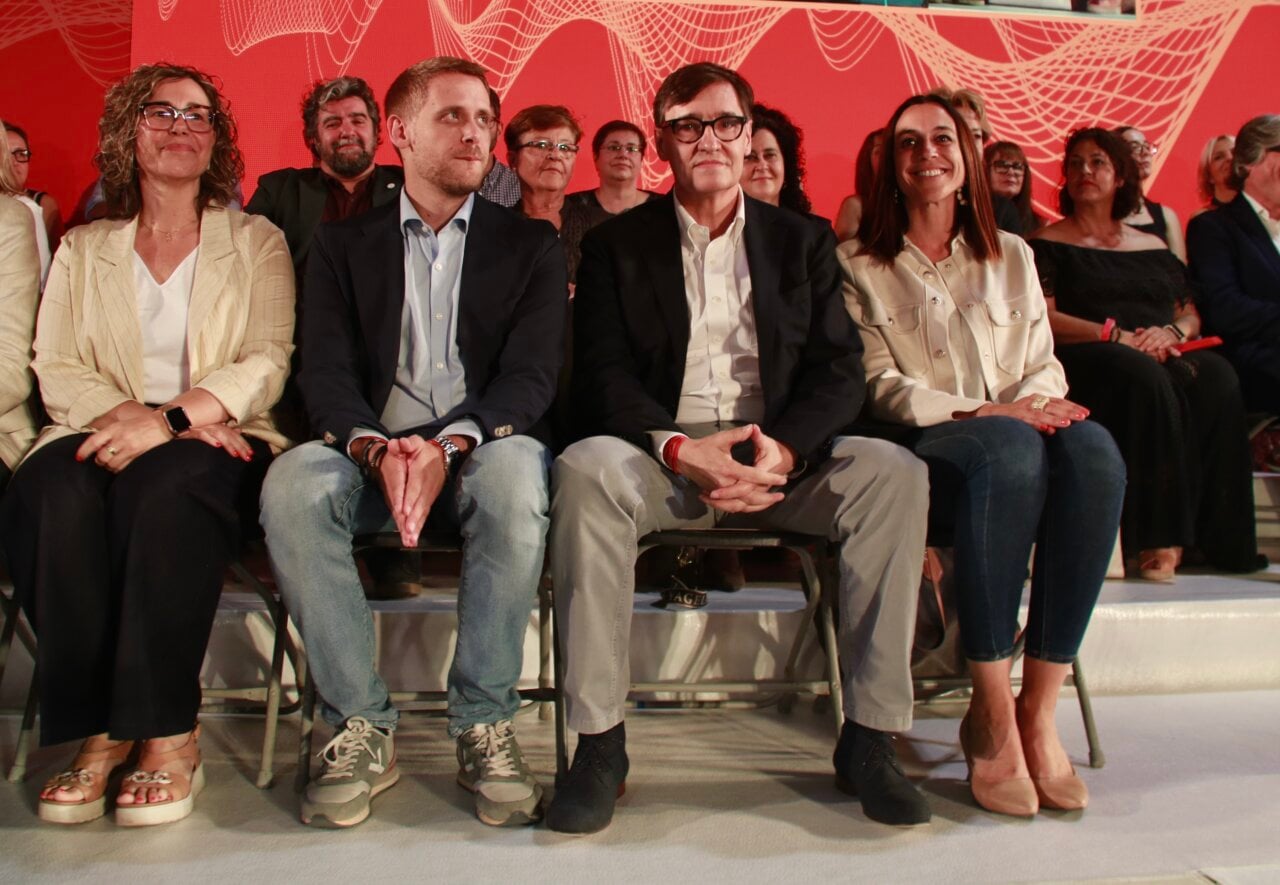 Salvador Illa amb alguns dels alcaldables del partit a les pròximes municipals (Lourdes Casademont, ACN)