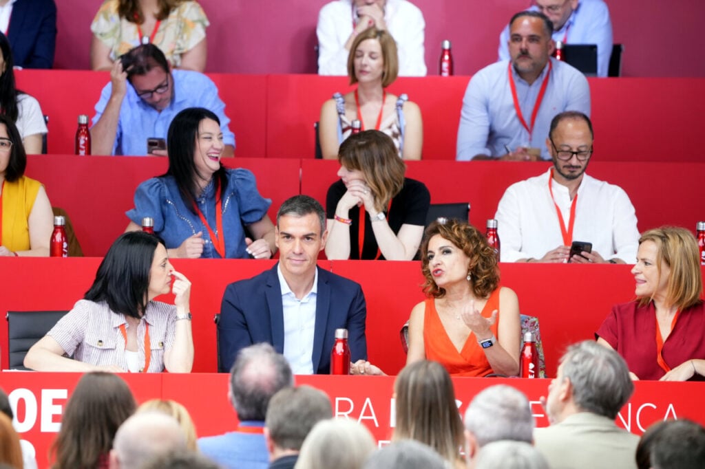 Pedro Sánchez parlant en un Comitè Federal del PSOE amb altres membres
