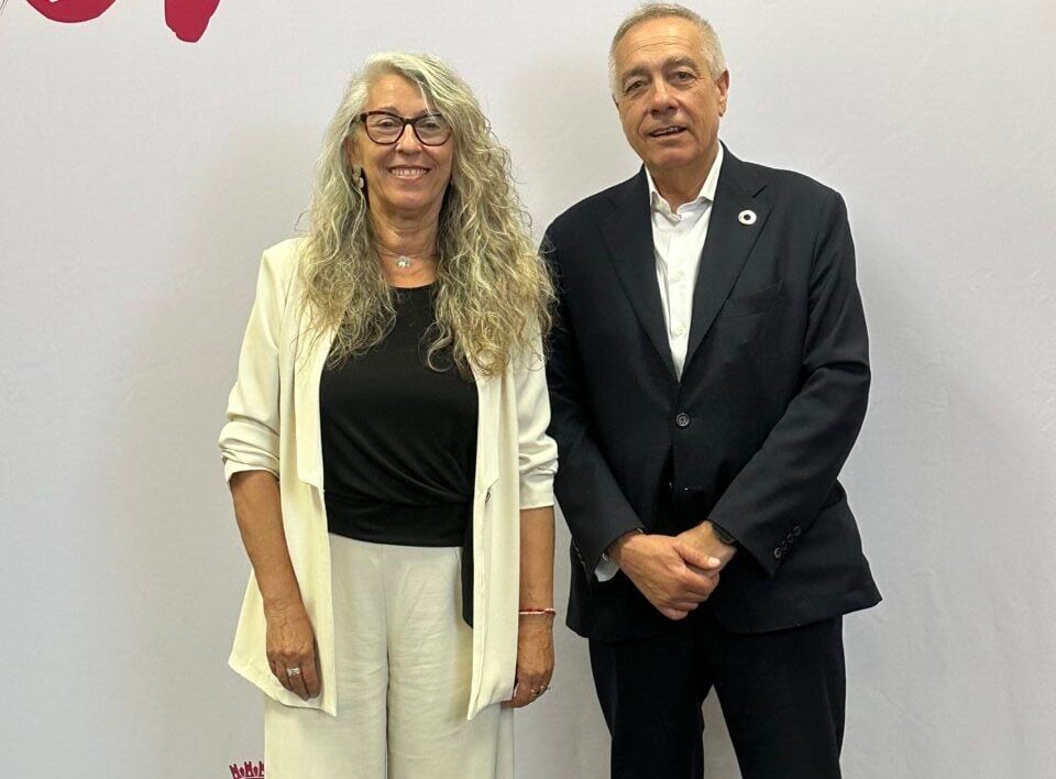 L'alcaldessa de Sant Feliu de Llobregat, Lourdes Borrell, i el president del CZFB, Pere Navarro signant un protocol