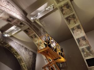 Tècnics aragonesos treballant amb les pintures murals de Sixena al MNAC (Govern de l'Aragó)