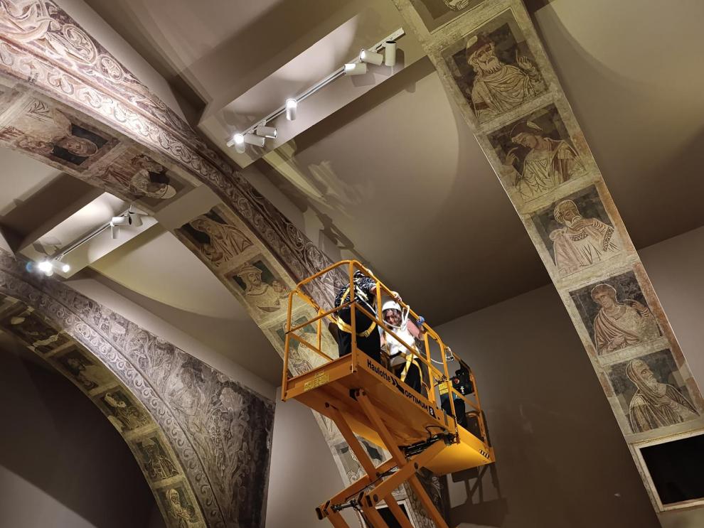 Tècnics aragonesos treballant amb les pintures murals de Sixena al MNAC (Govern de l'Aragó)