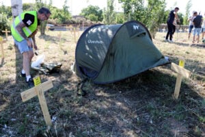 Treballadors de Nissan acampant davant la planta del Prat amb pancartes.