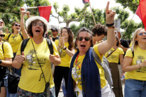 Docents en vaga a Catalunya amb samarretes grogues i pancartes