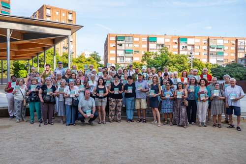 Grup de persones amb contenidors de residus renovats a Viladecans.