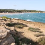 Zona de roques a tocar de la platja de l'Arrabassada, des d'on saltaven els menors que han patit el sinistre (Eloi Tost, ACN)