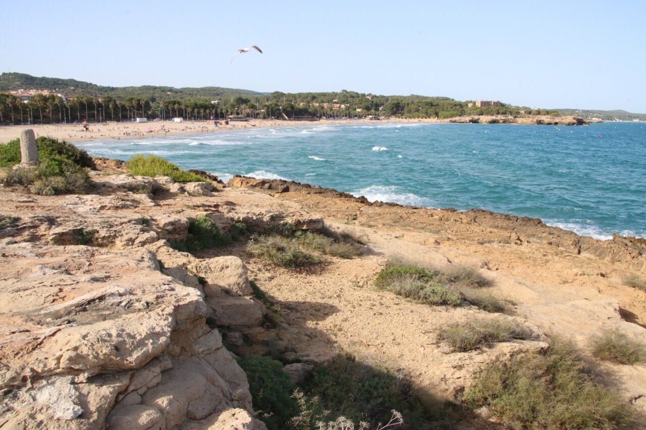 Zona de roques a tocar de la platja de l'Arrabassada, des d'on saltaven els menors que han patit el sinistre (Eloi Tost, ACN)