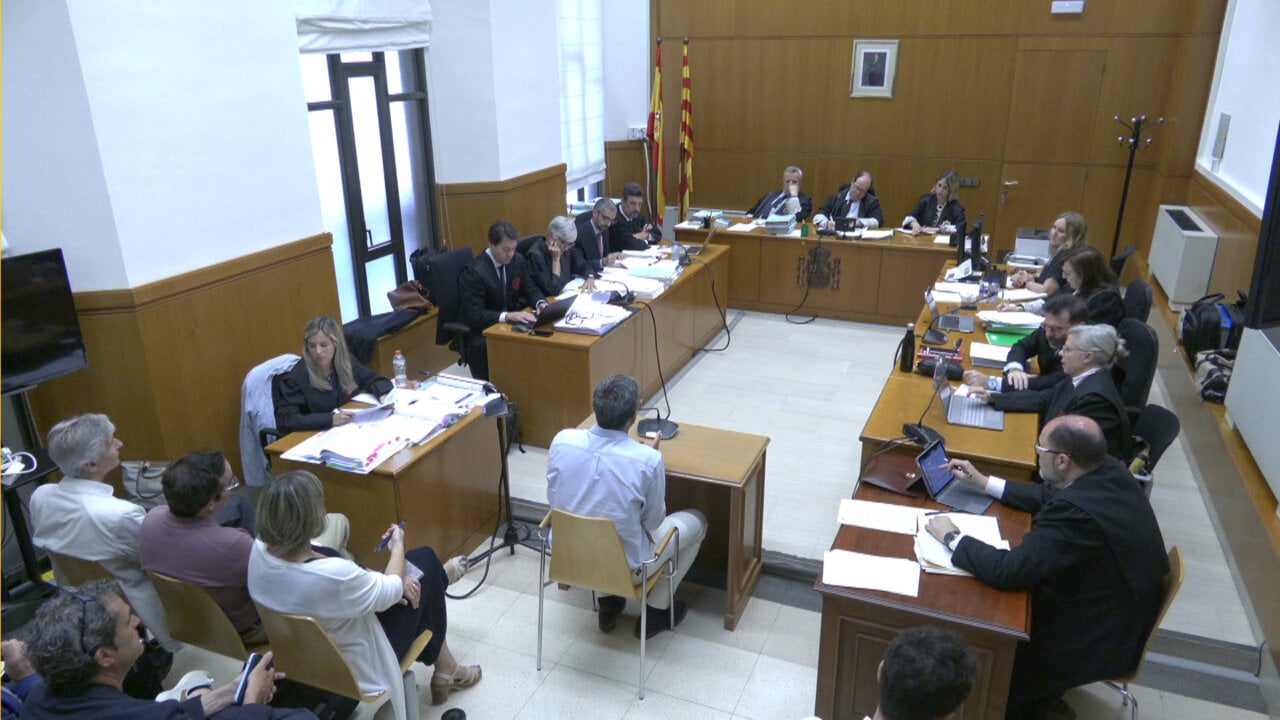 Sessió judicial a l'Audiència mentre declara un dels comandaments policials en el cas pels retards en la vacunació de policies (ACN - Blanca Blay)