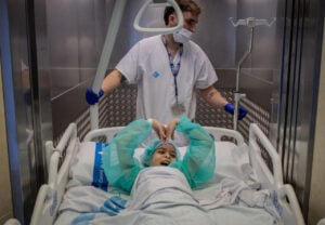 La Mayar sent atesa a l'Hospital Germans Trias i Pujol (Foto: Sergi Cámara)