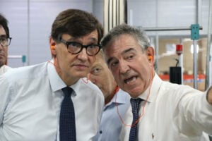 El president de la Generalitat, Salvador Illa, visita l'empresa catalana Relats, a Da Nang (Vietnam), amb el president i CEO de la companyia, Pere Relats (Sara Soteras, ACN)