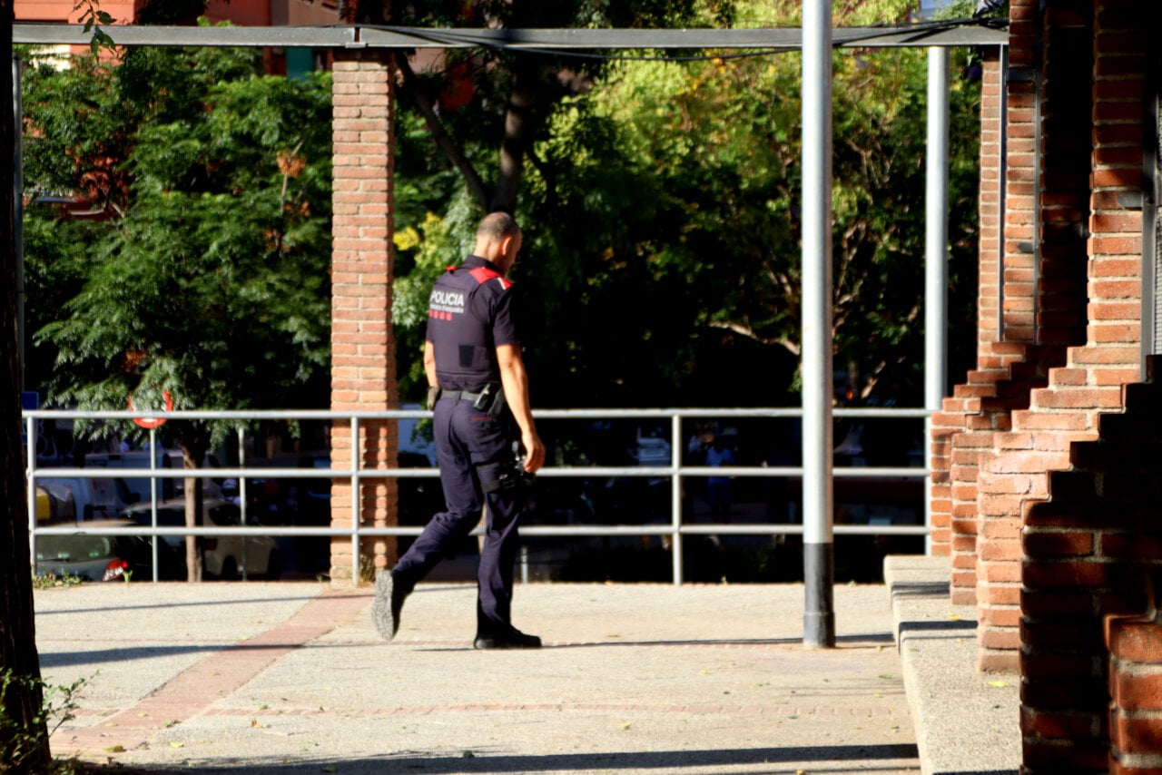 Un agent dels Mossos al Parc de la Pegaso (Blanca Blay, ACN)