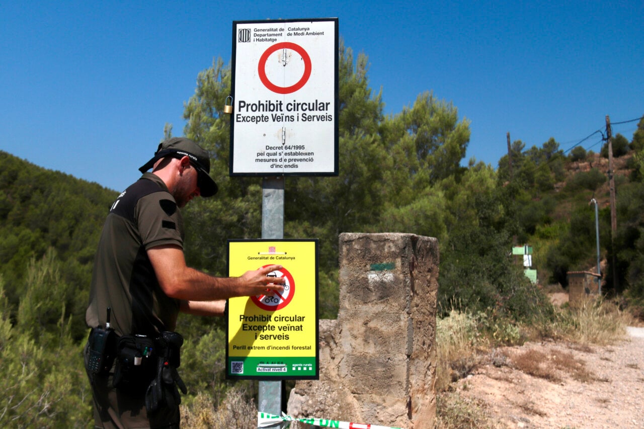 Agents Rurals i tanquen l’accés a un camí forestal del Penedès (Gemma Sánchez Bonel, ACN)