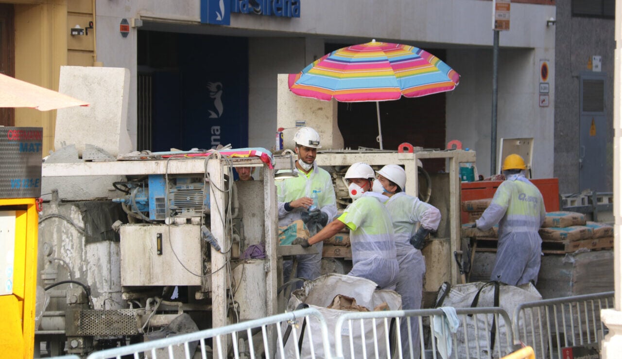 Continuen les tasques de reparació de l'esvoranc del Putxet (ACN - Miquel Codolar)