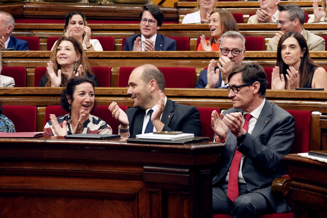 El president Illa i els consellers Romero i Dalmau aplaudeixen després de l'aprovació dels pressupostos de 2026 (Enric Sitjà Rusiñol, ACN)