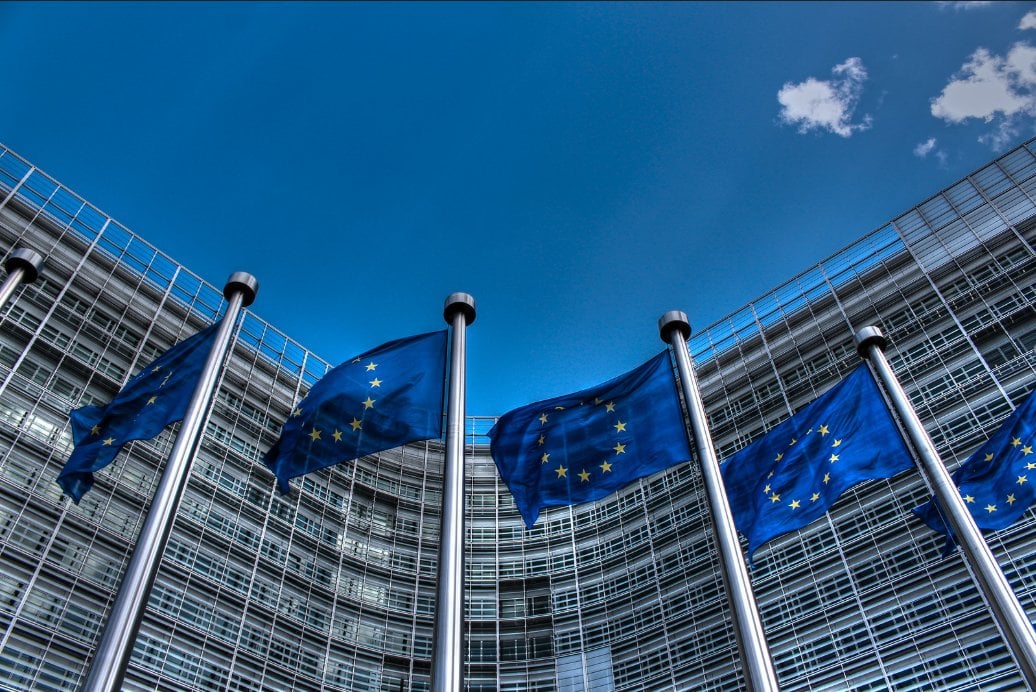 Banderes de la Unió Europea onejant davant de l'edifici de la Comissió Europea.