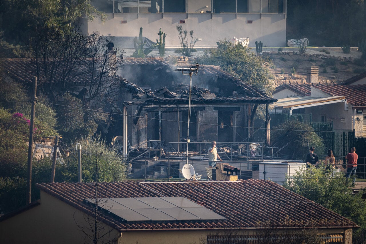 Una casa cremada a la urbanització de les Cabanyes, a Calonge (Jordi Borràs, ACN)