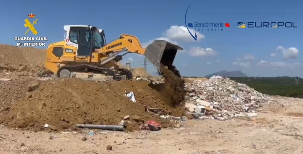 Excavadora abocant residus en un terreny a Catalunya