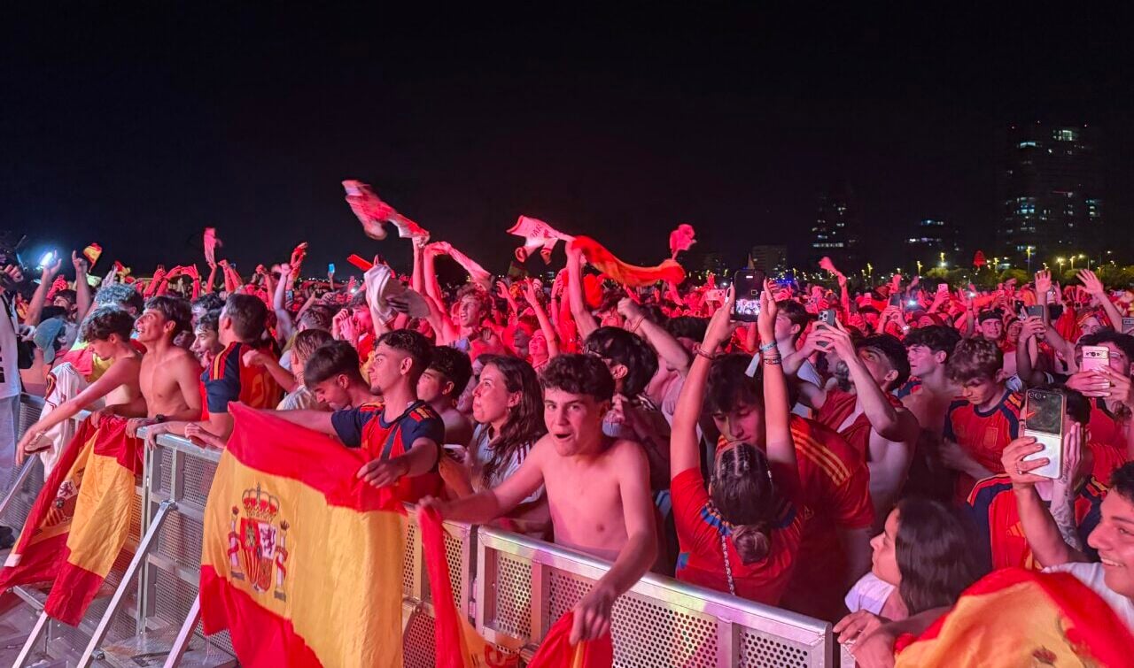 L'afició d'Espanya vibra a Barcelona amb la victòria a la final del Mundial de futbol masculí contra l'Argentina (ACN - Bernat Vilaró)