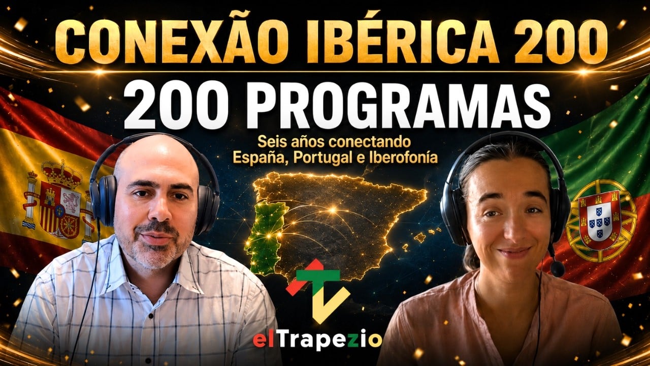 Dos presentadors del programa Conexão Ibérica amb banderes d'Espanya i Portugal