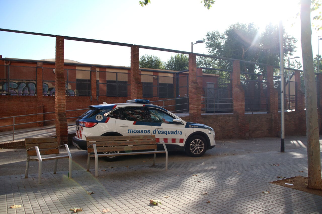 Un cotxe dels Mossos en una entrada del parc de la Pegaso (Blanca Blay - ACN)