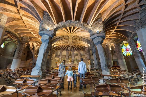 Interior de la Cripta Gaudí a la Colònia Güell amb famílies visitant