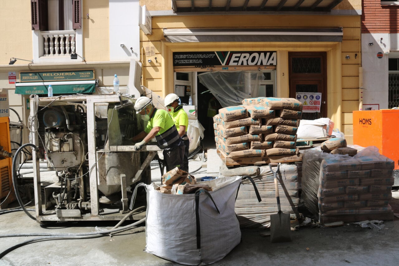 Treballadors realitzant obres de ciment al carrer Sant Gervasi