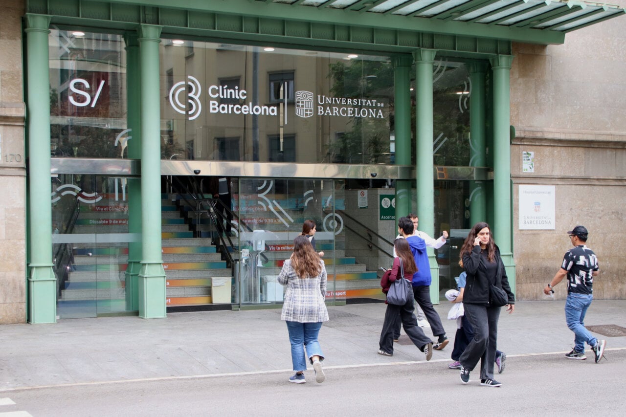 Diverses persones creuen el pas de vianants davant l'Hospital Clínic (Blanca Blay, ACN)