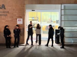 Agents de policia davant del laboratori IRTA-CReSA durant un escorcoll.