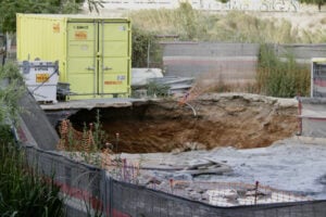 Esfondrament en les obres de soterrament a Montcada amb una grua caiguda.