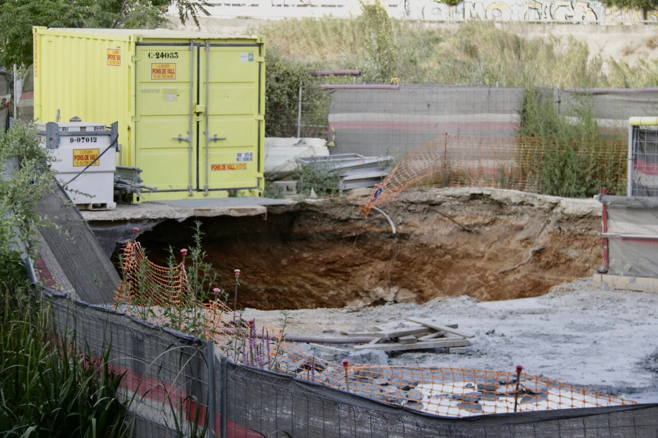 Esfondrament en les obres de soterrament a Montcada amb una grua caiguda.