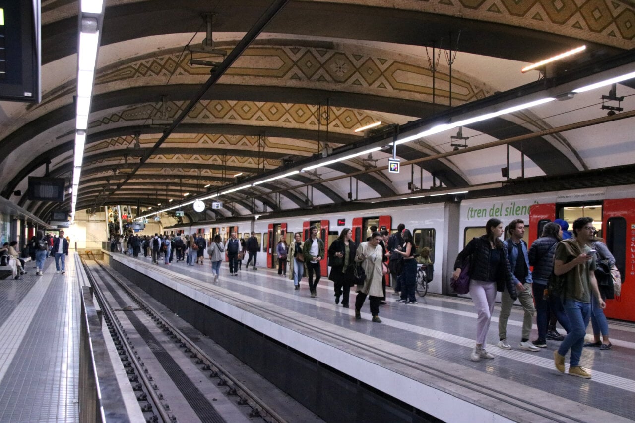 Estació de Ferrocarrils a plaça Catalunya.