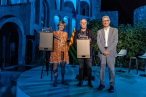 Mercedes Milà i Joan Isaac amb el seu reconeixement a Esplugues
