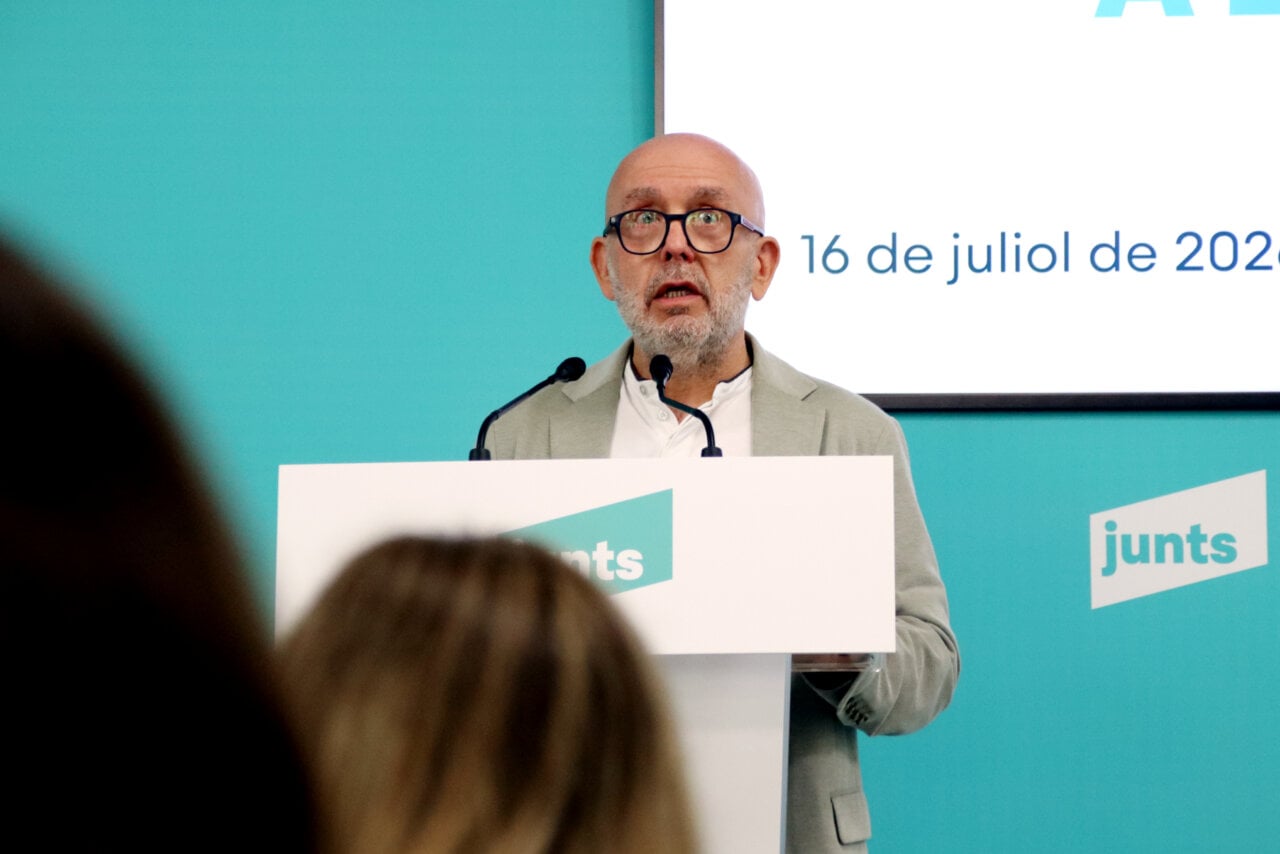 L'advocat Gonzalo Boye en una roda de premsa a la seu de Junts (Enric Sitjà Rusiñol, ACN)