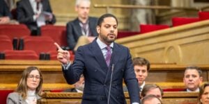 Ignacio Garriga parlant al Parlament de Catalunya durant una sessió.