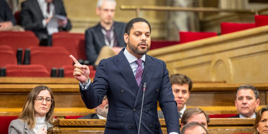 Ignacio Garriga parlant al Parlament de Catalunya durant una sessió.