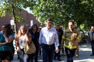 El president de la Generalitat, Salvador Illa, amb el cap dels Bombers, David Borell, a l'arribada a La Bisbal d'Empordà (Gemma Tubert, ACN)