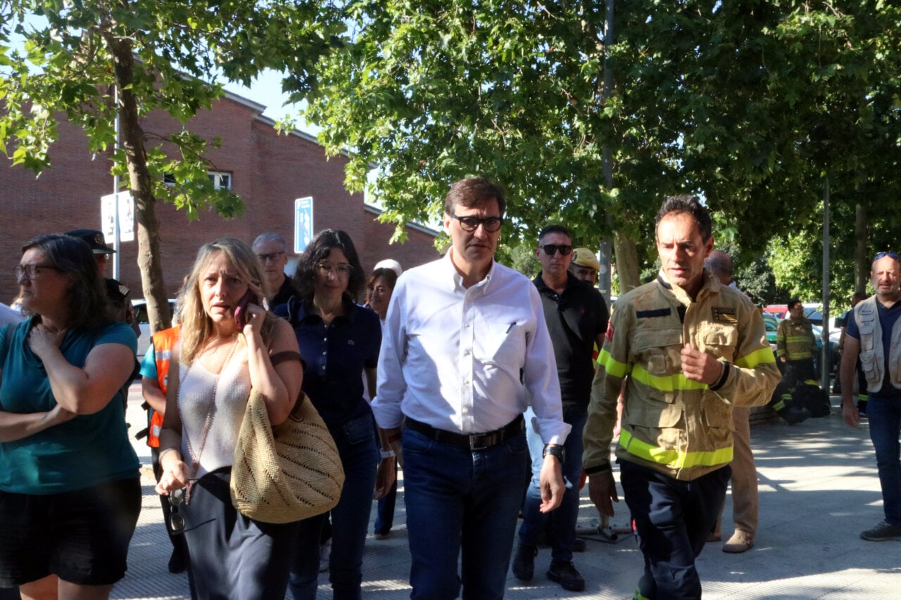 El president de la Generalitat, Salvador Illa, amb el cap dels Bombers, David Borell, a l'arribada a La Bisbal d'Empordà (Gemma Tubert, ACN)