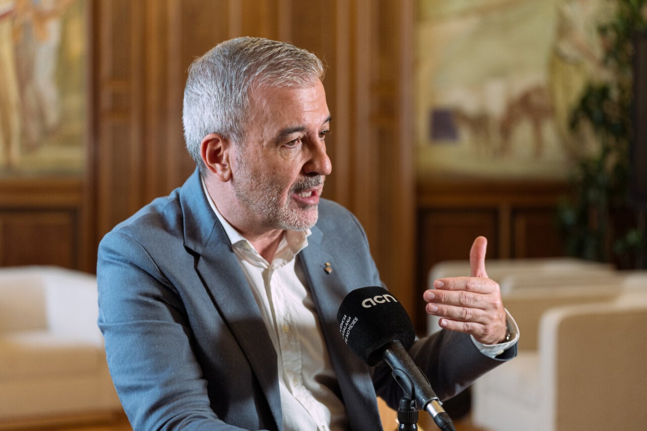 Collboni durant una entrevista a l'Agència Catalana de Notícies (Marc Font, ACN)