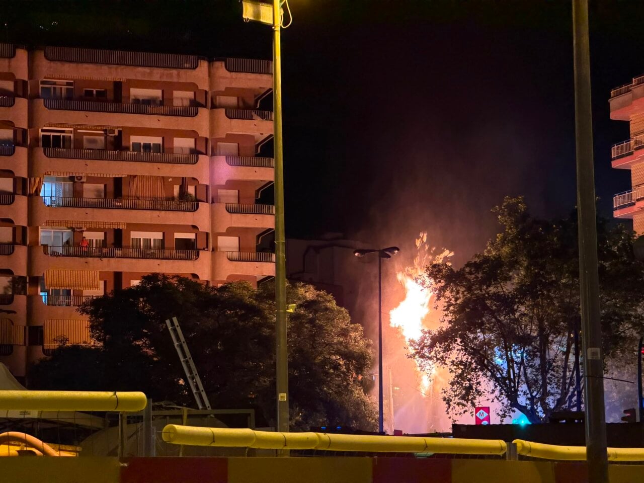 Incendi posterior a la deflagració de gas a la plaça de Sants (Maria Asmarat - ACN)