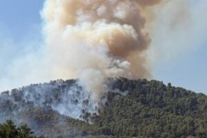 Columna de fum a Sentmenat (Albert Segura - ACN)