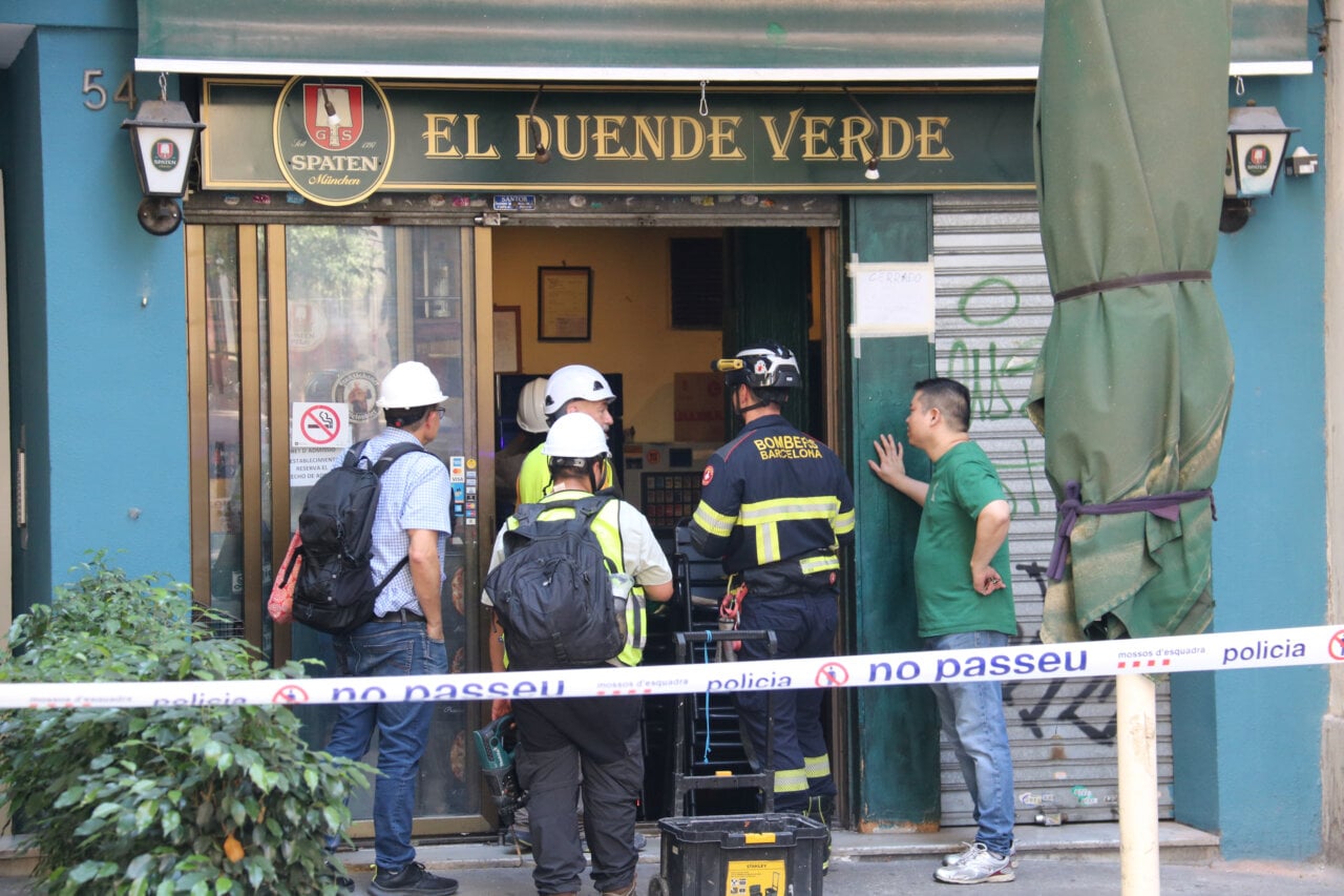 Inspecció d'un local en una fica propera a l'esvoranc del Putxet (Miquel Codolar - ACN)