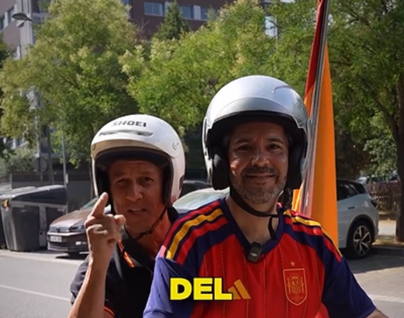 Jordi Girado i Marcos Rodríguez en moto amb samarreta de la selecció espanyola