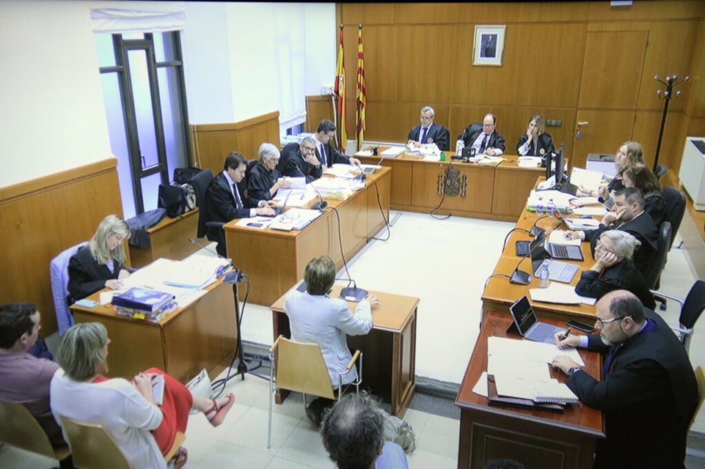 Imatge d'un judici sobre la vacunació de cossos de seguretat contra la Covid-19.