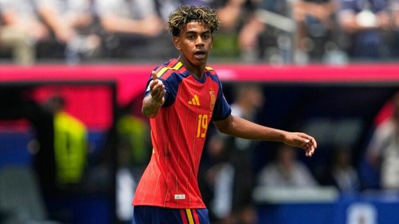 Lamine Yamal jugant amb la selecció espanyola de futbol