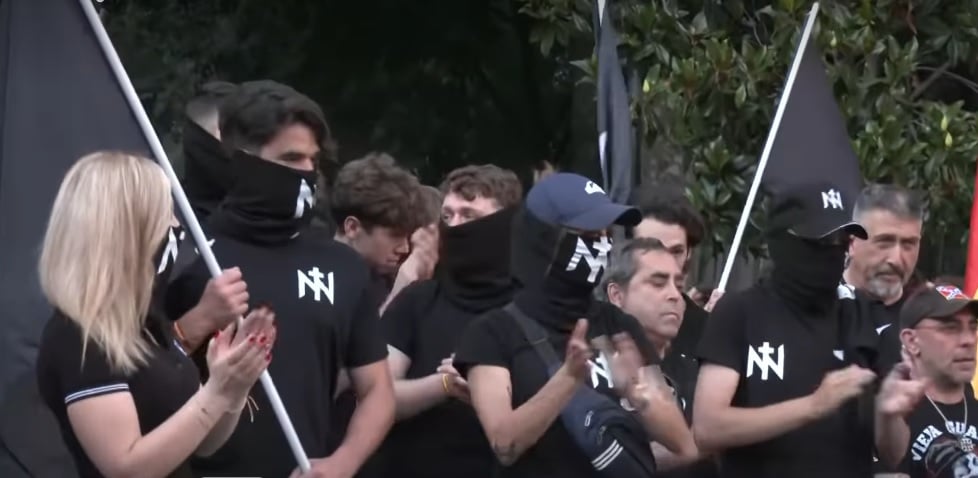 Manifestació del Nucleo Nacional a Barcelona amb participants amb banderes negres.